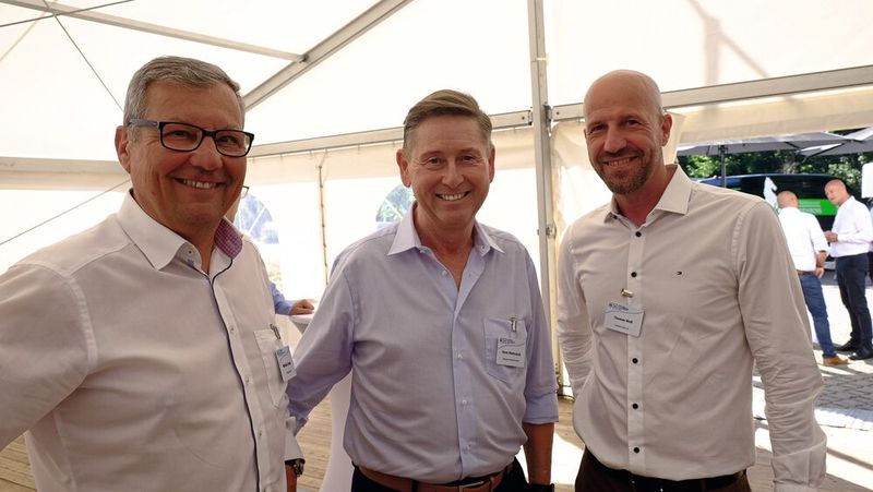 Von links: Michael Zimbal (Auto Hermann), Horst Weihrauch (Weihrauch/Uhlendorf) und Thomas Wolf (Creditplus Bank) nutzen das Treffen für einen Austausch. (Bild: Zietz – »kfz-betrieb«)