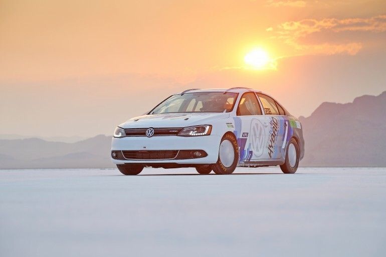 Volkswagen hat bekannt gegeben, dass ein modifiziertes 2013er-Modell des VW Jetta Hybrid den Geschwindigeits-Weltrekord in seiner Klasse gebrochen hat (Bild: Volkswagen)