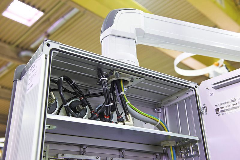 Bild 2: Anschluss des Tragarms am Bediengehäuse. (Bild: Rittal)