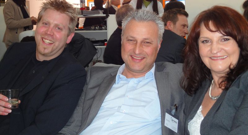 Gemütliche Runde (v.l.): Florian Flieger (Jet Computer), Claus Mostolta (Gembird) und Roswitha Siegmund (Arrow Central) (IT-BUSINESS)