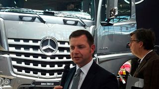 Michael Dietz, Marketingleiter Mercedes-Benz Lkw, vor dem neuen Arocs. (Foto: Schwickal / Redaktion »kfz-betrieb«)