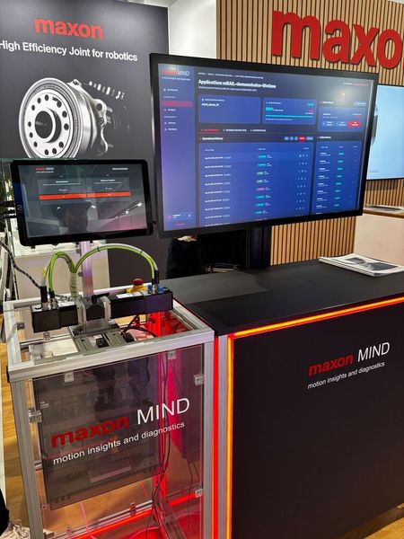 maxon Mind (motion insights and diagnostics) ist eine KI-basierte Lösung für Condition Monitoring und vorausschauende Wartung (Predictive Maintenance), bei der der Antriebsmotor als intelligenter Sensor genutzt wird. Anstelle zusätzlicher externer Messtechnik wertet das System Reglerdaten wie Strom, Drehzahl, Drehmoment, Temperatur und Vibration aus, die ohnehin während des Maschinenbetriebs anfallen. So lassen sich Verschleiss, Fehlfunktionen oder Abweichungen vom normalen Betriebszustand frühzeitig erkennen – noch bevor es zu ungeplanten Stillständen kommt. Die Anwendung ist bewusst einfach gehalten: Im Modus «Setup Machine» wird für neue Maschinen in rund acht Minuten ein KI-Modell trainiert, das deren spezifisches Betriebsverhalten lernt. Im Modus «Diagnose Condition» lässt sich der aktuelle Zustand einer bereits im Einsatz stehenden Maschine in nur einer Minute überprüfen. Ein übersichtliches Dashboard zeigt dabei einen Health Score sowie den Betriebsverlauf. (Bild: Jeremy Streiff)