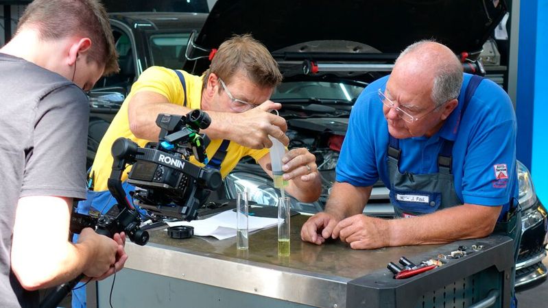 Ideale Werbeträger: In zahlreichen Videos haben die Autodoktoren Holger Parsch und Hans-Jürgen Faul bereits auf die Eigenschaften und Vorteile von E-Fuels hingewiesen.(Bild:  Rosenow – VCG)