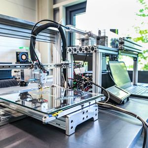 Das modulare Verfahren für den 3D-Druck von 2-Komponenten-Silikon fußt auf der Kombination eines kartesischen Standard-3D-Druckers mit einem speziellen Druckkopf und eines Fördersystems.(Bild:  KL Technik)