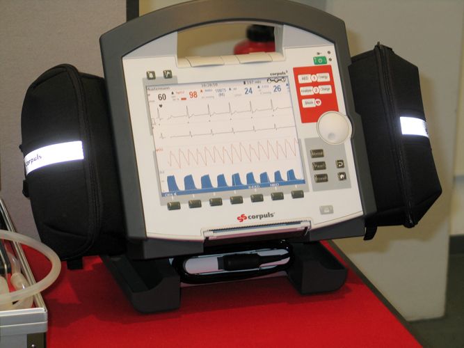 Kabelloser Defibrilator überträgt die Daten per Bluetooth.  (Archiv: Vogel Business Media)