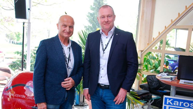 Freuten sich gemeinsam auf einen gelungenen Landesverbandstag: Harald Scholz und Peter Börner (v. l.). (Bild: Wenz|»Fahrzeug+Karosserie«)