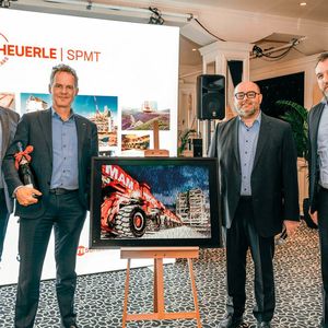 Ein Geschenk für den ersten SPMT-Kunden Mamoet. Von links: Markus Pflederer (Area Manager Sales, TII Scheuerle), Jan Kleijn (COO Mammoet), Filippo Baldassari (Managing Director TII Scheuerle) und Thomas Ziegler (Leiter Vertrieb TII Scheuerle).(Bild:  TII Scheuerle)