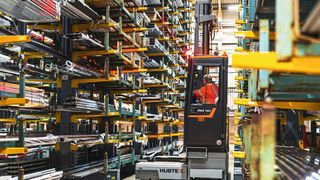 Sichtachsen im Schmalgang: Die Sensorik überwacht laut Hersteller die Regale und erkennt herausragende Lasten. (Bild: Hubtex)