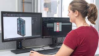 Die Schaltplandaten aus Eplan Electric P8 fließen in die 3D-Schaltschrankkonstruktion in Eplan Pro Panel ein. Dort entsteht der digitale Zwilling der Schaltanlagen, dessen Daten alle weiteren Schritte steuern. (Bild: Nik Fleischmann)