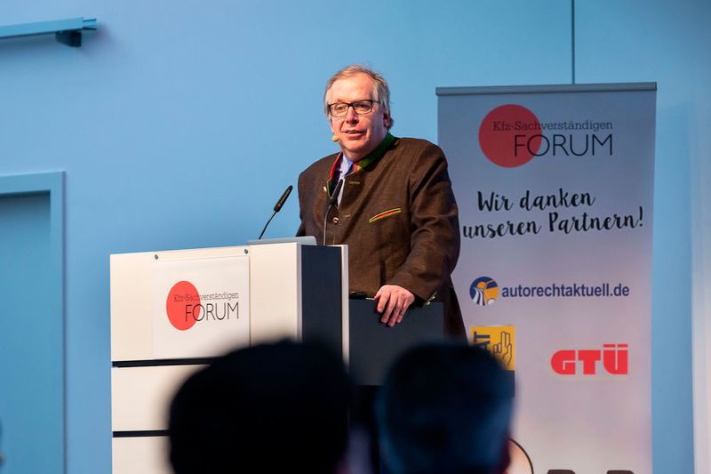 BVSK-Geschäftsführer Elmar Fuchs stellte neue Textbausteine für Gutachten vor. (Stefan Bausewein)
