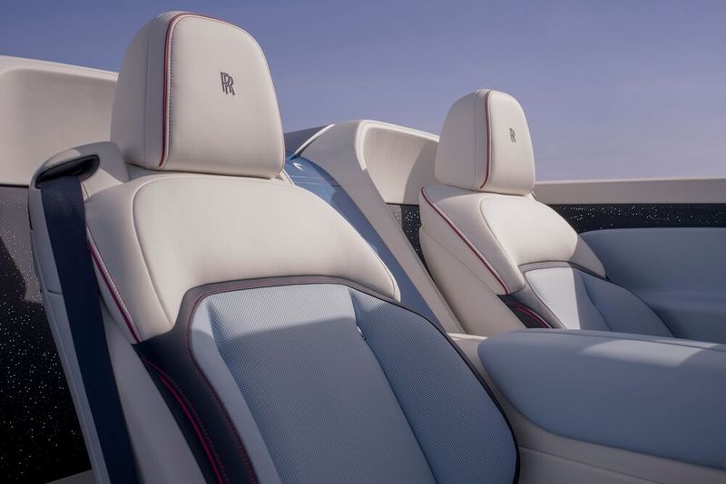 Sogar hinter den Sitzen und in den Türen sorgt die Lichttechnik des Elektro-Cabriolets für ein Sternenhimmel-Ambiente. (Bild: Rolls-Royce)