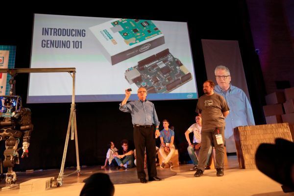 Maker Faire Rom: Intel und die Gründer des Arduino päsentieren den Arduino/Genuino 101, der auf Intels Stromsparmodul Curie basiert. (Bild: Intel)