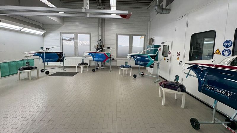 Die fertigen Arbeiten konnten nach der Siegerehrung im Technology Center von PPG in Hilden besichtigt werden. (Bild: Wenz - VCG)