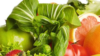 Abb. 1: Obst- und Gemüse sind die wichtigsten natürlichen Quellen für essenzielle Vitamine. Doch auch in vielen industriell produzierten Lebens- und Nahrungsergänzungsmitteln sind sie enthalten oder zugesetzt und müssen hier entsprechend bestimmt und deklariert werden. (© ZoomTeam - Fotolia)