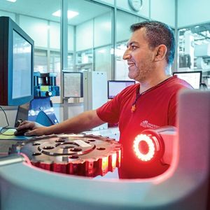 Den Einstellraum zum Messen und Voreinstellen der Werkzeuge, speziell der Sonder-Scheibenfräser, hat der Werkzeughersteller eingerichtet. 