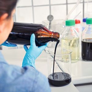 Das aufkonzentrierte Endprodukt HMF. (© Universität Hohenheim, Max Kovalenko)