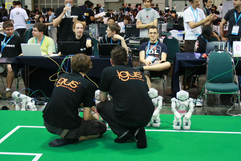 WM-Sieger 2010 im Roboter-Fussball ist das Team „B-Smart“ aus Bremen.  Bild: Igus (Archiv: Vogel Business Media)