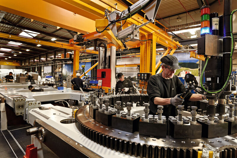 Wie hier im Hauptwerk Brande bietet Siemens spannende Technologie-Arbeitsplätze bei der Fertigung seiner Windenergieanlagen. Im neuen Werk Cuxhaven entstehen ab 2017 bis zu 1000 neue Arbeitsplätze. (Bild: www.siemens.com/press)