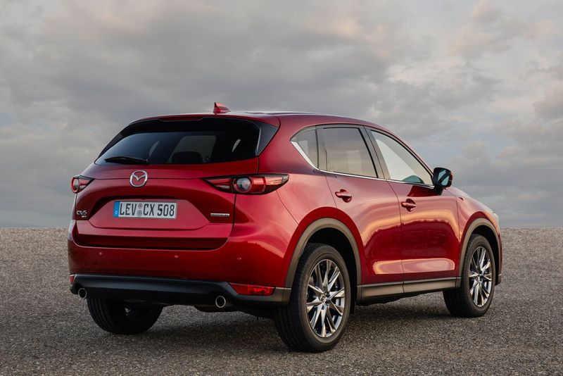 Die schmalen Heckleuchten des CX-5 sind zweigeteilt und reichen bis in die Heckklappe hinein. (Bild: Mazda)