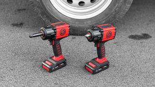 Chicago Pneumatic bringt einen neuen 1/2-Zoll-Akku-Schlagschrauber auf den Markt, der wahlweise mit kurzer oder langer Spindel erhältlich ist. (Bild: Chicago Pneumatic)