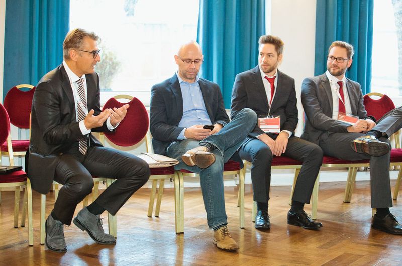 Barcamp-Diskussion (v. l.): Christian Schneider (Schneider & Wulf EDV-Beratung GmbH & Co KG), Stanislaw Panow (netcos GmbH), Dirk MacMillan und Stefan Reichert (beide SYNAXON AG) (Astrid Piethan)