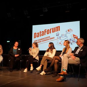 Paneldiskussion: „Gesundheitsdaten in die Anwendung bringen – wie geht’s wirklich?”. Moderator Dr. Tobias Krick (links) diskutiert mit den Panelisten, wie Gesundheitsdaten datenschutzkonform angewandt und genutzt werden können.(Bild:  © IDG Institut für digitale Gesundheitsdaten RLP)