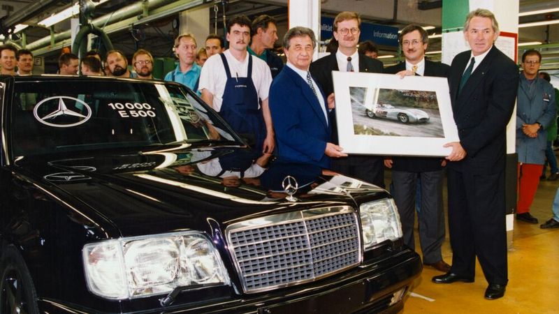 Der ehemalige Mercedes-Rennfahrer Hans Herrmann übernimmt 1994 den zehntausendsten E 500. Der heute 95-jährige gelernte Konditor war einer der vielseitigsten deutschen Piloten, der bei unterschiedlichsten Rennarten auf verschiedensten Marken antrat.  (Bild: Mercedes-Benz)