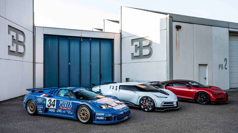 Der Bugatti EB 110 Le Mans possiert vor einem Bugatti Centodieci und dem Bugatti Chiron am Werk Campgalliano. (Bugatti)