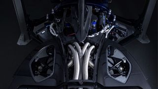 Ein Abgassystem im „Drachenschuppen“-Design steckt unter Motorhaube des Hypercars Apollo EVO. Es ist an einem Stück aus Titan im 3D-Drucker gefertigt worden. (Bild: Apollo Automobil)