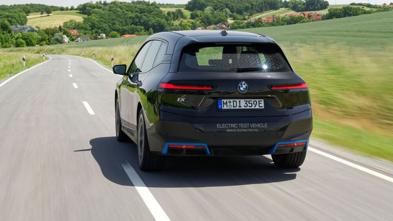 Der iX fährt in einer Liga mit dem X5. (Bild: Bernhard Limberger/BMW)