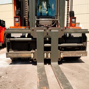 Blick auf ein Klammergerät mit rollengeführten Gabeln. Mit diesem System könnten die schweren Brammen von VDM Metals für die Verladung sicher aufgenommen werden.(Bild:  Kalmar)