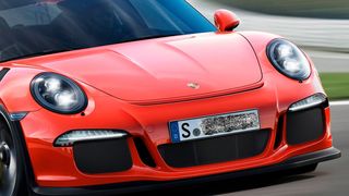 Viele Sportwagenenthusiasten werden auf ihren Porsche-Flitzer jetzt wohl länger warten müssen. Denn bei einem wichtigen Zulieferer von Aluminiumteilen gab es Überschwemmungsschäden, die nun laut Porsche nicht so leicht überbrückt werden können. (Bild: Porsche)