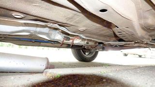 Sauber abgeschnitten: Auch bei diesem Opel Astra G haben Kat-Diebe zugeschlagen. (Bild: Dominsky – VCG)