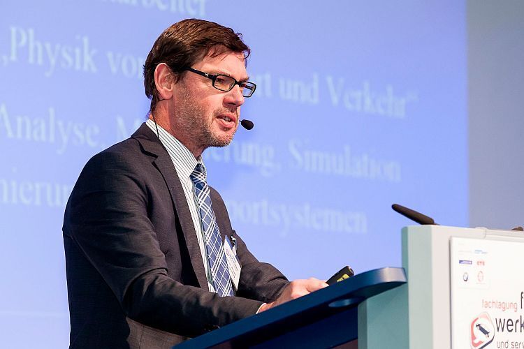 Highlight am Nachmittag: Professor Michael Schreckenberg von der Universität Duisburg-Essen vermittelte, was Fahrerassistenzsysteme alles können – und was nicht. (Foto: Bausewein)