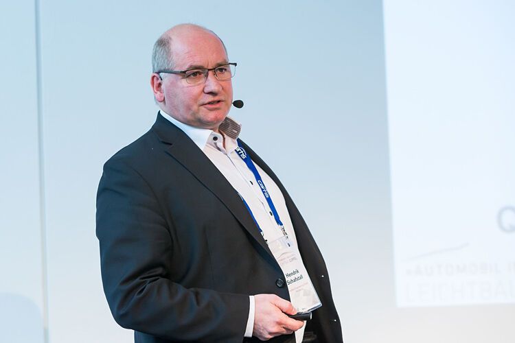 Auf dem Leichtbaugipfel 2018 vom 13. und 14. März in Würzburg sprach Hendrik Schafstall, Geschäftsführer der 1995 gegründeten Firma Simufact über simulative Auslegung von Fügestrategien im Leichtbau. (Stefan Bausewein)