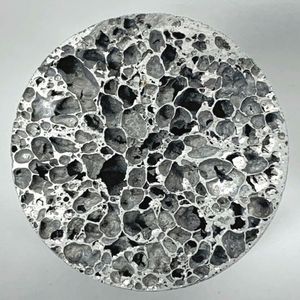 Blick ins Innere eines zylindrischen Bauteils aus Aluminiumschaum. Dieses wurde aber nicht aus Primärpulver hergestellt, sonder aus gemahlenen Spänen aus der Industrie, die bei der Bearbeitung von Bauteilen anfallen. Das, so das Fraunhofer IWU braucht weniger Energie. Die Zellstruktur steht der von konventionellem Aluminiumschaum in nichts nach, weshalb auch die mechanischen Eigenschaften sich quasi gleichen.(Bild:  Fraunhofer IWU)