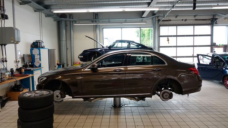 Die Werkstatt mit ihren 14 Arbeitsplätzen ist weit mehr als nur für die Neuwagen-Aufbereitung zuständig. Sie soll die Gebrauchtwagenkunden binden – was auch gelingt. (Bild: Rosenow – VCG)