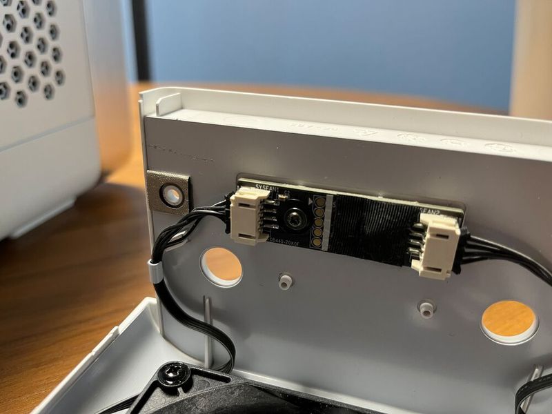 Das Gegenstück im Gehäusedeckel. Dank der cleveren Konstruktion kommen beim Öffnen des Gehäuses keine Stromkabel in die Quere. (Bild: Vogel IT-Medien)