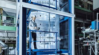 Der Bioreaktor der TU Hamburg fasst 15.000 Liter. (Bild: Erik Kueger/ Zeta)