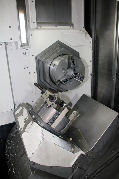 Bearbeitungsraum der Multifunktionsmaschine Integrex i-200ST von Mazak. (Sonnenberg)