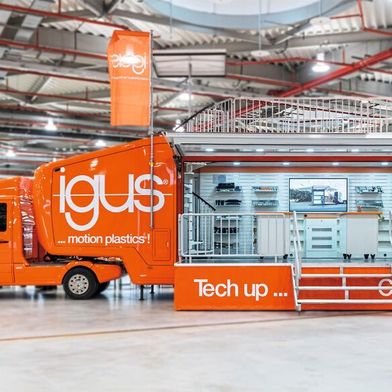 Der  XXL-Roadshow-Truck verwandelt sich in einen Messestand mit Dachterrasse. Betriebe können so jederzeit die gesamte Bandbreite der igus-Produkte live vor Ort erleben.  (Bild: igus)
