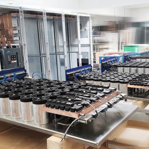 Kondensatoren und DC-Link-Verbindungen von Mersen bewähren sich seit vielen Jahren in den Schweißinvertern von Ibp – im Bild die Produktion von Ibp.(Bild:  Ibp Industrie Electronic)