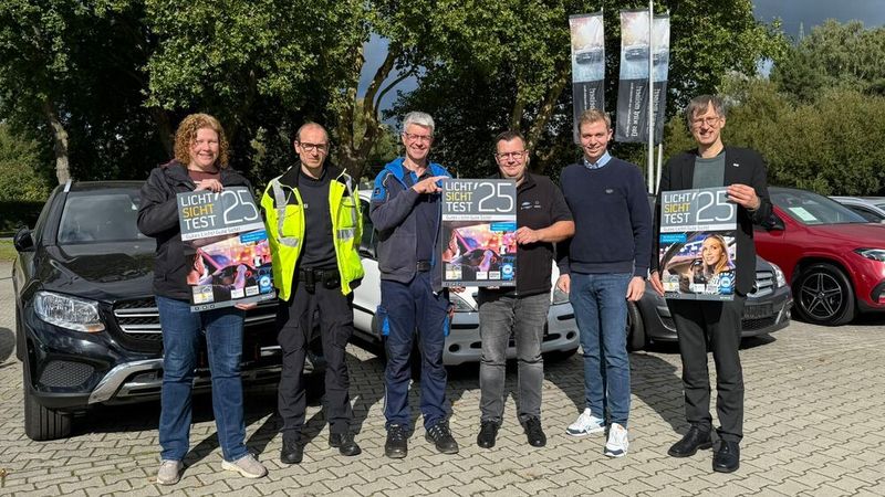 Gutes Licht! Gute Sicht! – unter diesem erweiterten Motto startet die Kfz-Innung Aschendorf-Hümmling gemeinsam mit der Verkehrswacht Aschendorf-Hümmling, dem Polizeikommissariat Papenburg und den Prüforganisationen die diesjährige Verkehrssicherheitsaktion: den Licht-Sicht-Test 2025. Mit dabei: (v.l.) Verena Falkenstein (Verkehrswacht), Lothar Kammer (Polizei), Holger Schouwer (TÜV Nord), Markus Ahrens (Kfz-Obermeister), Pascal Albers (Kfz-Geschäftsführer) und Lars Bunte (Kfz-Vorstandsmitglied). (Bild: Kfz-Innung Aschendorf-Hümmling)