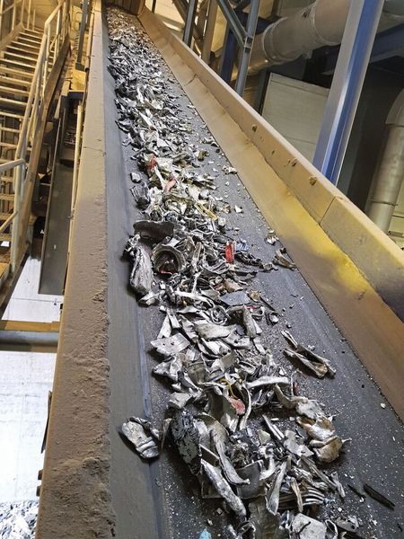Die Profile verlassen den Rotorshredder: Nicht nur zerkleinert, sondern auch aufgeschlossen. (Bild: BHS Sonthofen)