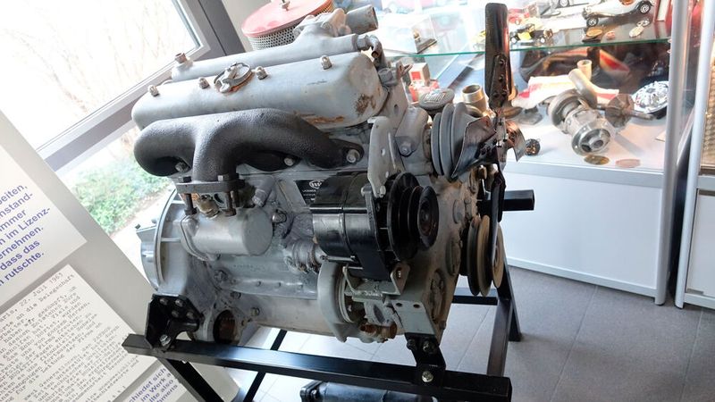 Ein Bugatti Typ DOOD 60 (Dieselmotor). Unter Lizenz der Firma Hispano Suiza wurde dieser 4-Zylinder-Dieselmotor in den Bugattiwerken unter der Leitung von Roland Bugatti hergestellt. Leider führten die Vertragskonditionen zu einem großen Verlustgeschäft für das Familienunternehmen – bis zu dessen Schließung im Jahr 1963. Daher wird dieser Bugatti-Dieselmotor auch als „Sargnagel“  für die Molsheimer Firmengeschichte bezeichnet.  (Bild: Dominsky – VCG)