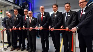 EBM-Papst eröffnet den ersten Bauabschnitts in St. Georgen-Hagenmoos (v.l.): Personalleiter Ralf Sturm, Architekt Peter Stollbert, Geschäftsführer Dirk Schallock, Bürgermeister Michael Rieger, Gesellschafter Gerhard Sturm, Vorsitzender der Geschäftsführung Rainer Hundsdörfer, Gesellschafter Jan Philippiak, MdB Thorsten Frei und Landrat Sven Hinterseh. (Bild: Ebm-papst/Sascha Baumann)