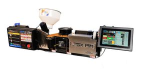 At first glance, the APSX-PIM V3 injection molding machine doesn't appear so, but it is built so compactly that it can be installed on any workbench. What the compact plastic processing system can be used for is explained here by the manufacturer ... (Image: APSX)