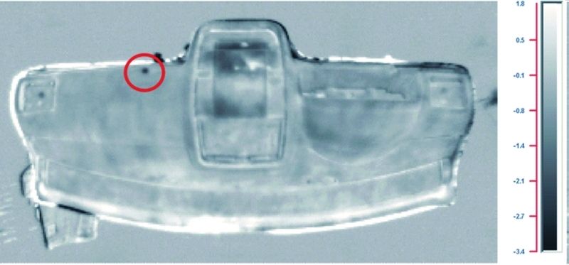 Bild 1: Ergebnisbild mit markierten Gaseinschlüssen (roter Kreis) in einer Instrumententafel. (Archiv: Vogel Business Media)