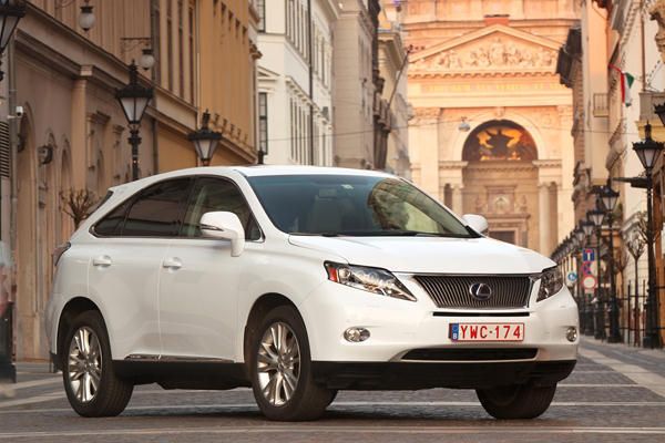 Der mit einem Vollhybridantrieb ausgerüstete Lexus RX 450h ist das Topmodell der RX-Baureihe, die nun in ihrer dritten Generation vom Band läuft. (Archiv: Vogel Business Media)