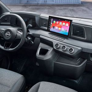 Von wegen Nutzfahrzeug-Tristesse: Das Cockpit des Interstar bietet viel Pkw-Flair.(Bild:  Nissan)